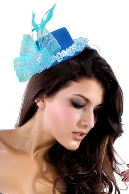 Мини-шляпка с перьями и цветком, украшенная белым и голубым кружевом