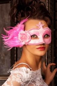 Маскарадная маска с розой и перьями (розовый)