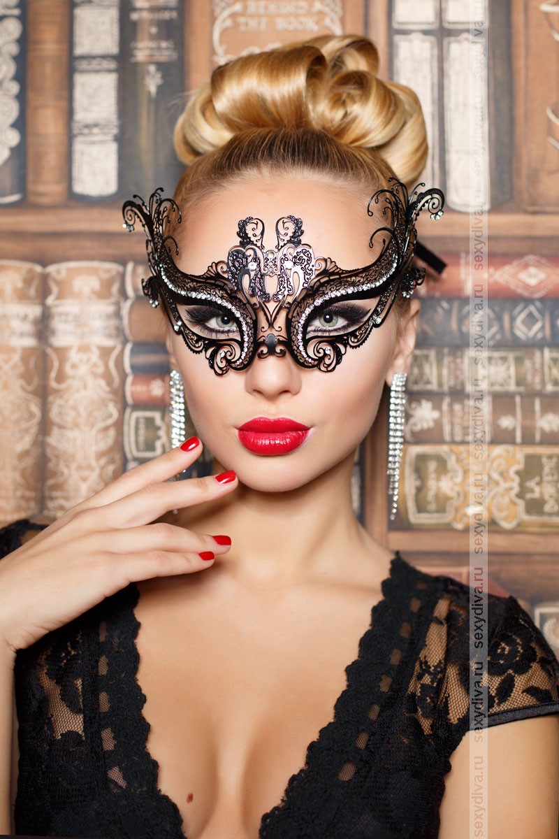 Венецианская карнавальная маска со стразами (фото 1)