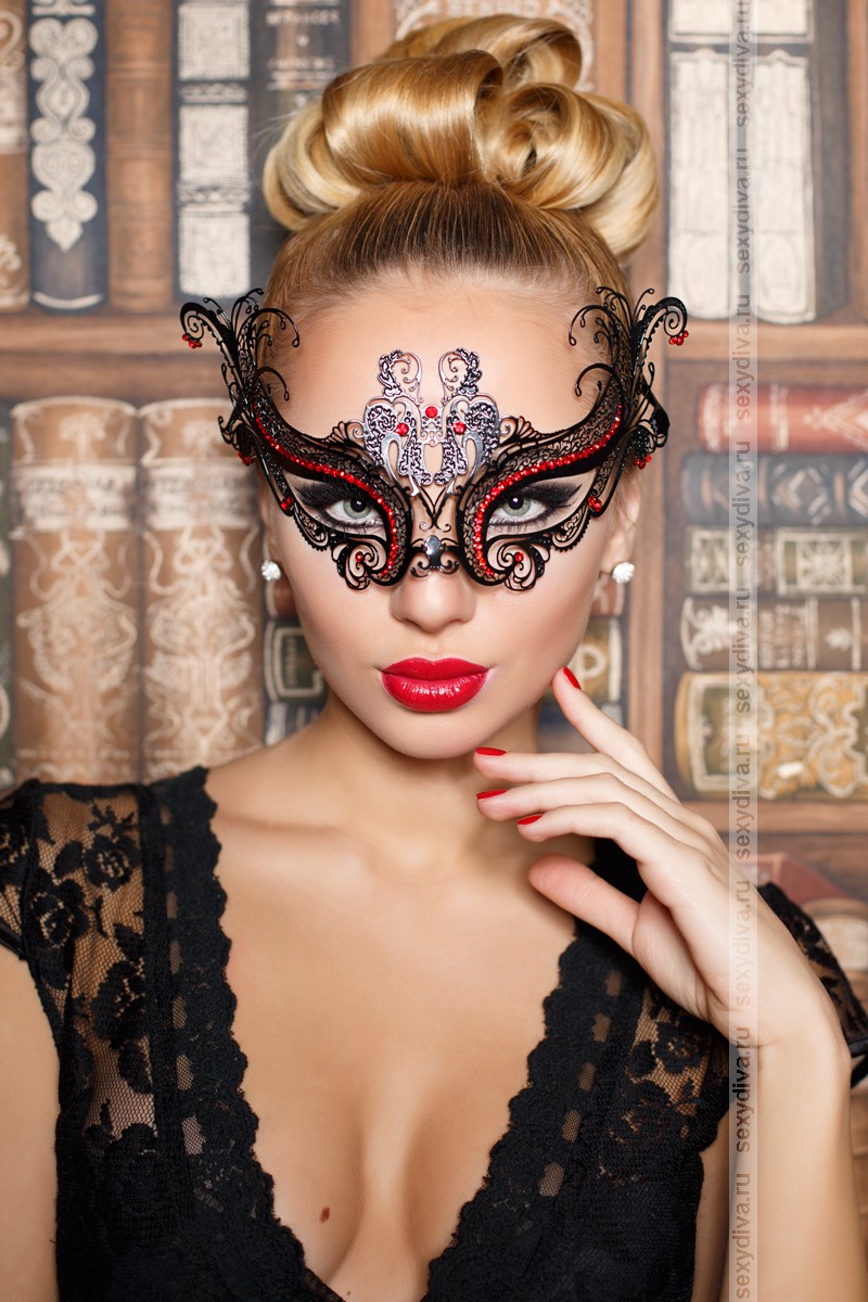 Черная металлическая венецианская маска со стразами рубинового цвета