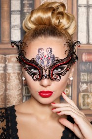 Черная металлическая венецианская маска со стразами рубинового цвета